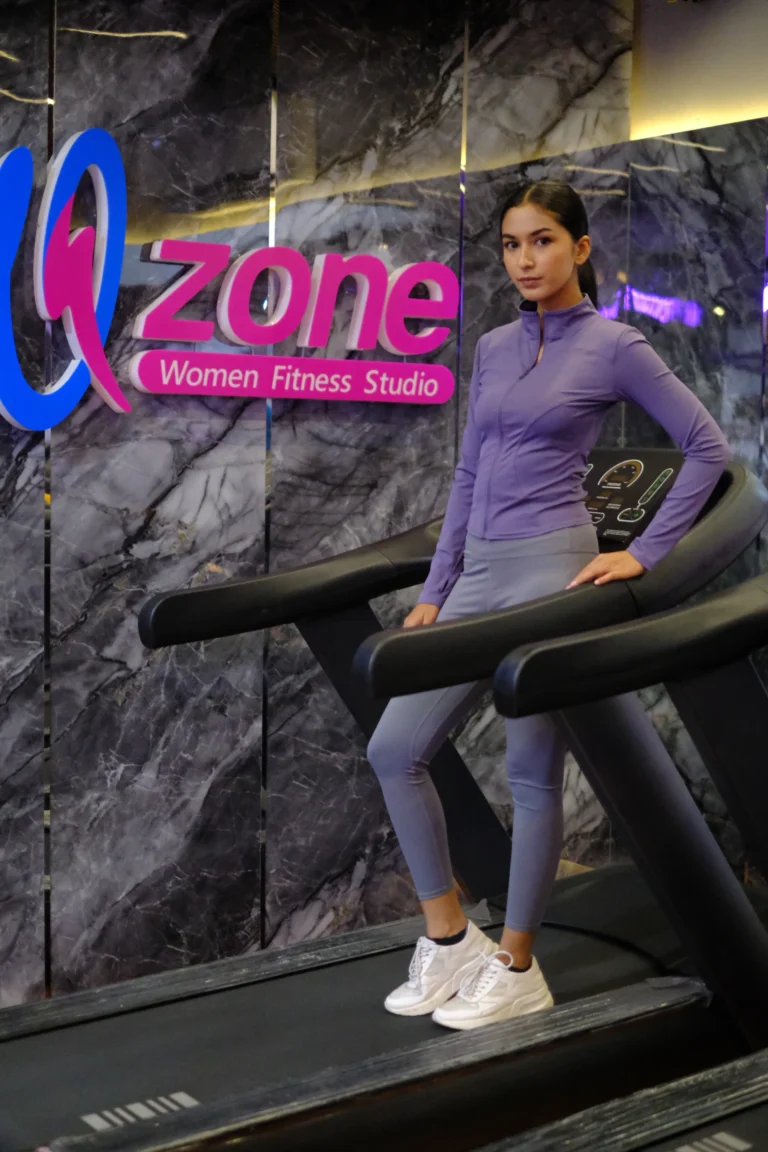 Perempuan mengenakan pakaian fitness lilac di studio WZone