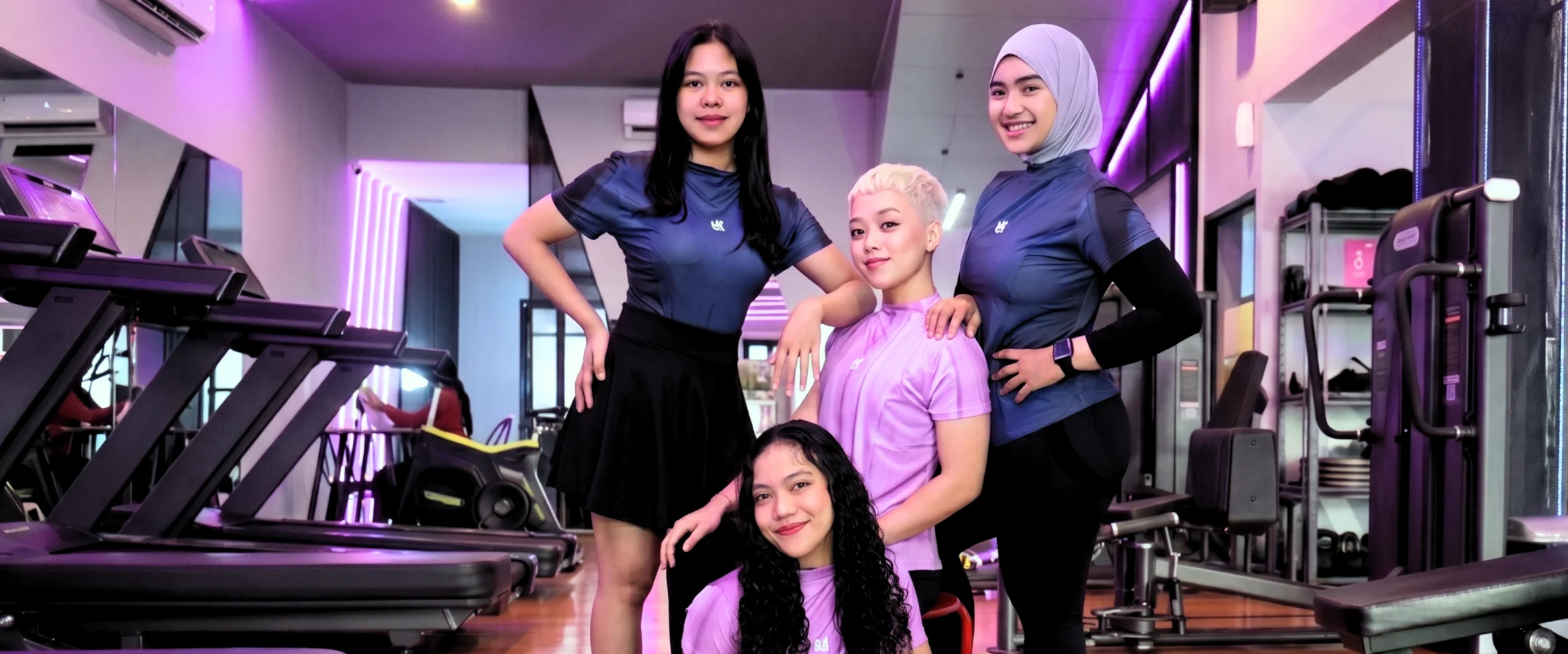 Empat perempuan bersama di studio WZone dengan pakaian fitness navy dan lilac