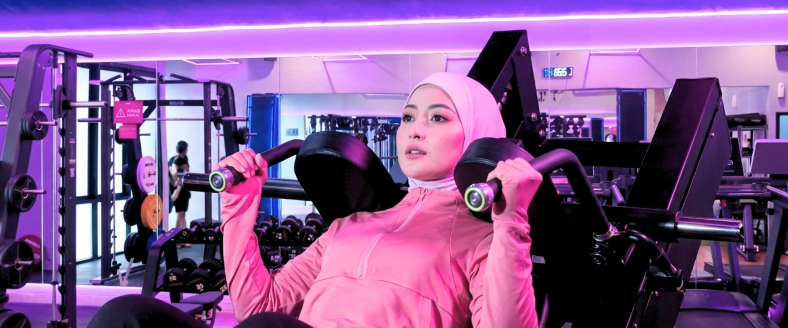 Perempuan berhijab dan berbaju pink berlatih di WZone